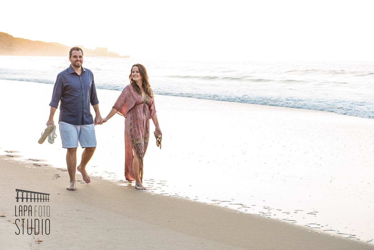 Noivos caminham de mãos dadas no pré wedding na Prainha