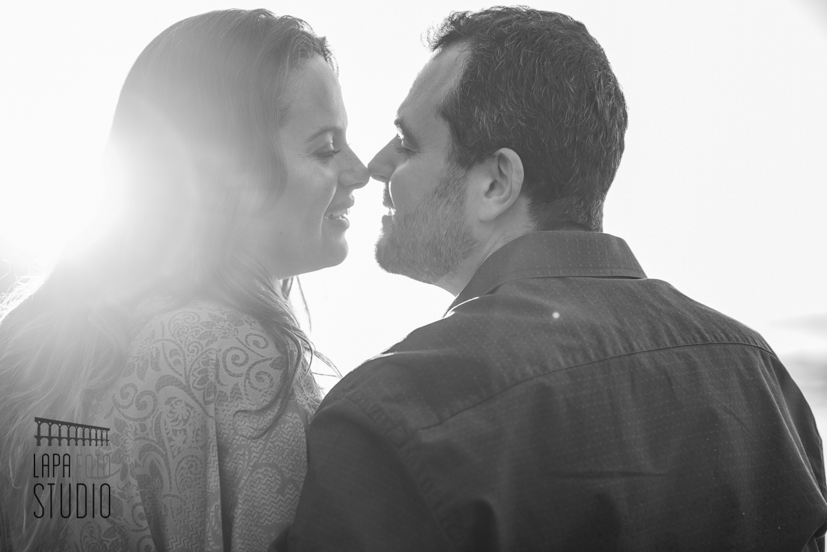 Foto em preto e branco dos noivos no dia do pré wedding na praia