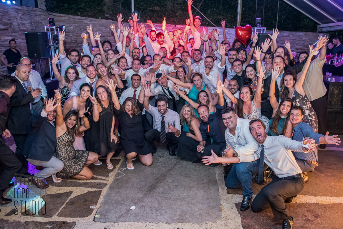 Foto de todos os convidados do casamento na pista de dança