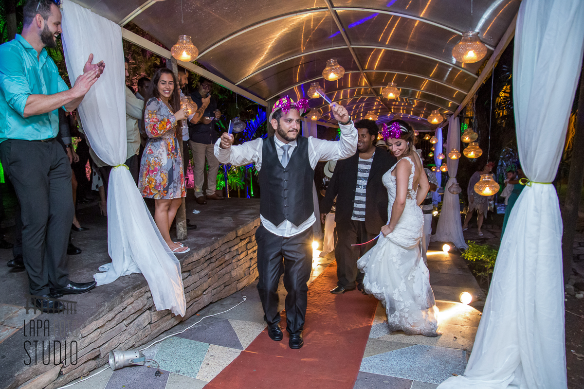 Noivo comemorando entrando na festa de casamento junto com a bateria de escola de samba