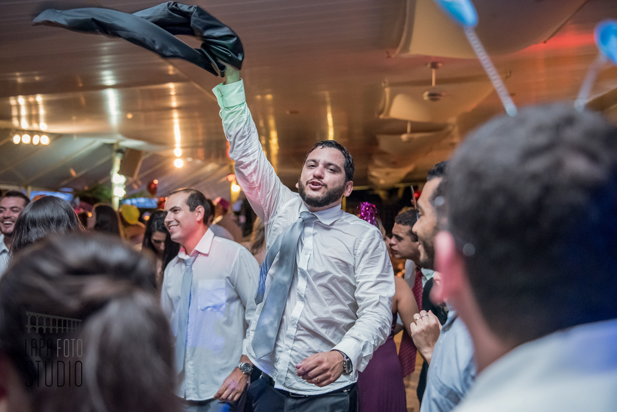 Noivo tira o paletó e roda no alto durante festa de casamento