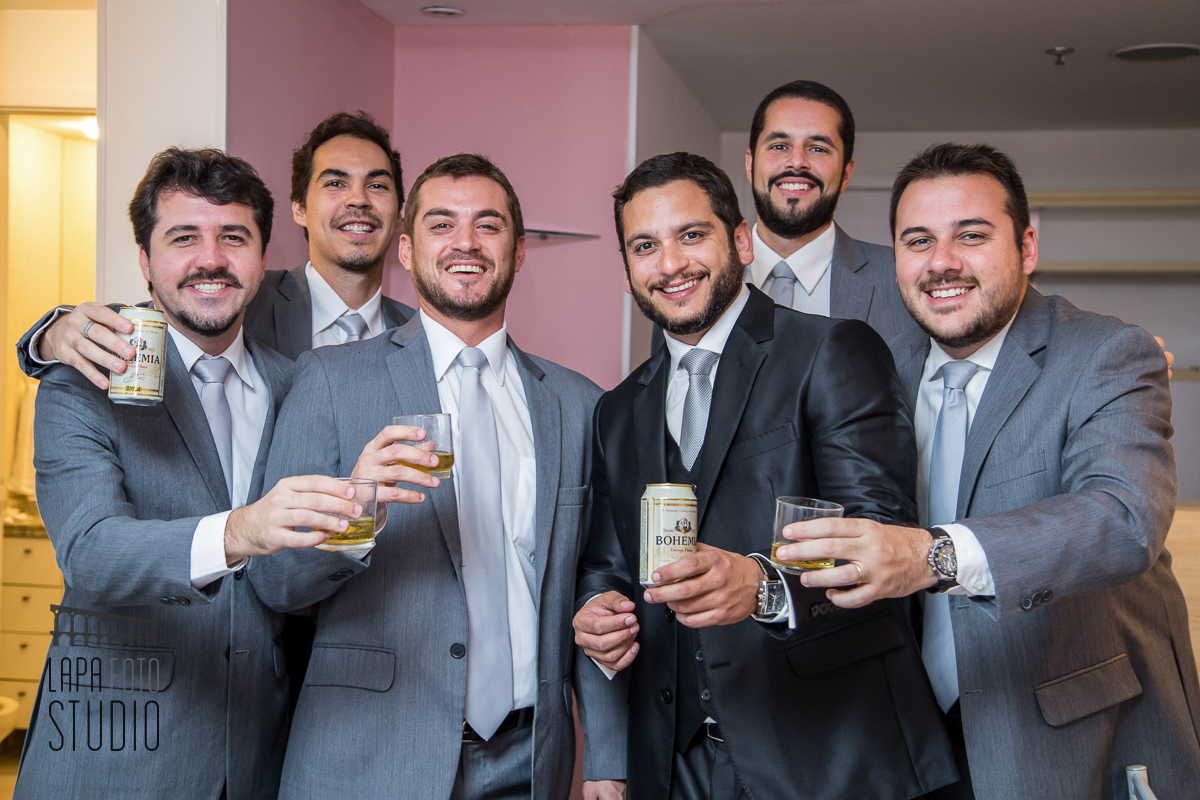 Noivo com padrinhos e amigos no making of do casamento