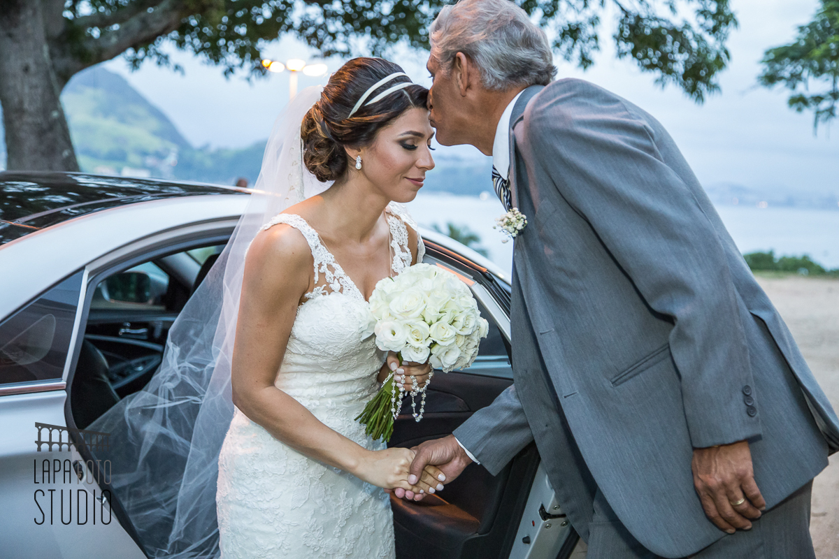 Pai dando beijo na testa da noiva antes da entrada para a cerimônia de casamento