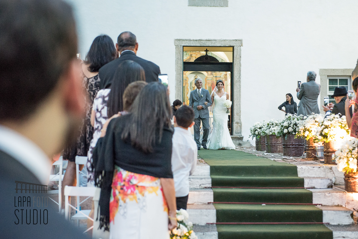 Perspectiva do noivo durante entrada da noiva para a cerimônia de casamento