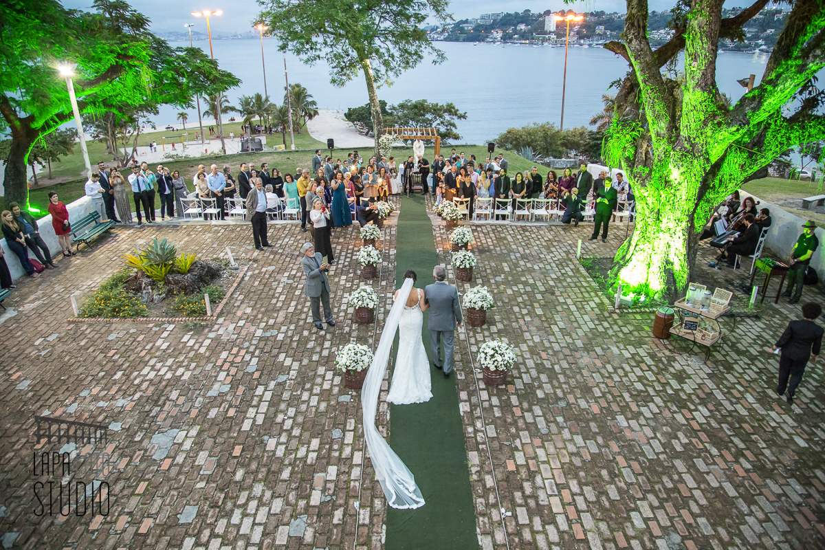 Vista de cima da entrada da noiva no casamento na Paróquia de São Francisco Xavier, em Niterói