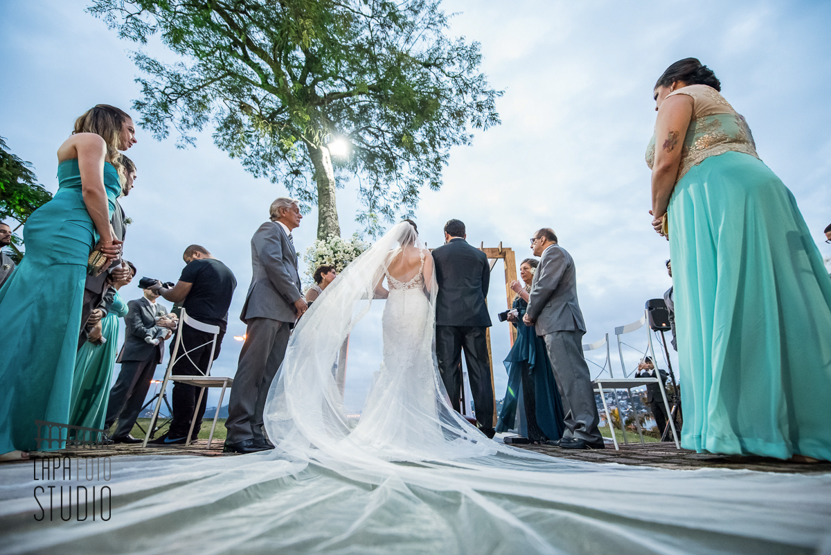 Panorâmica da cerimônia de casamento com véu da noiva em primeiro plano