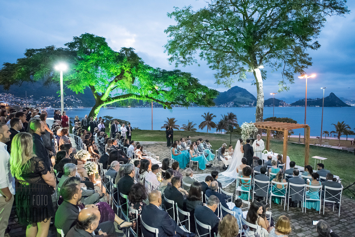 Vista geral do local da cerimônia de casamento na Paróquia de São Francisco Xavier, com mar ao fundo