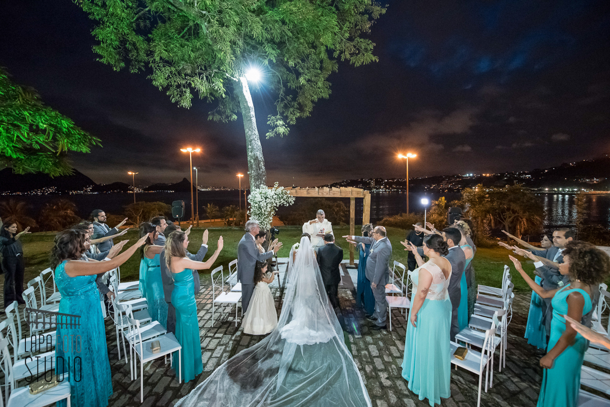 Padrinhos e madrinhas abençoando os noivos durante cerimônia de casamento