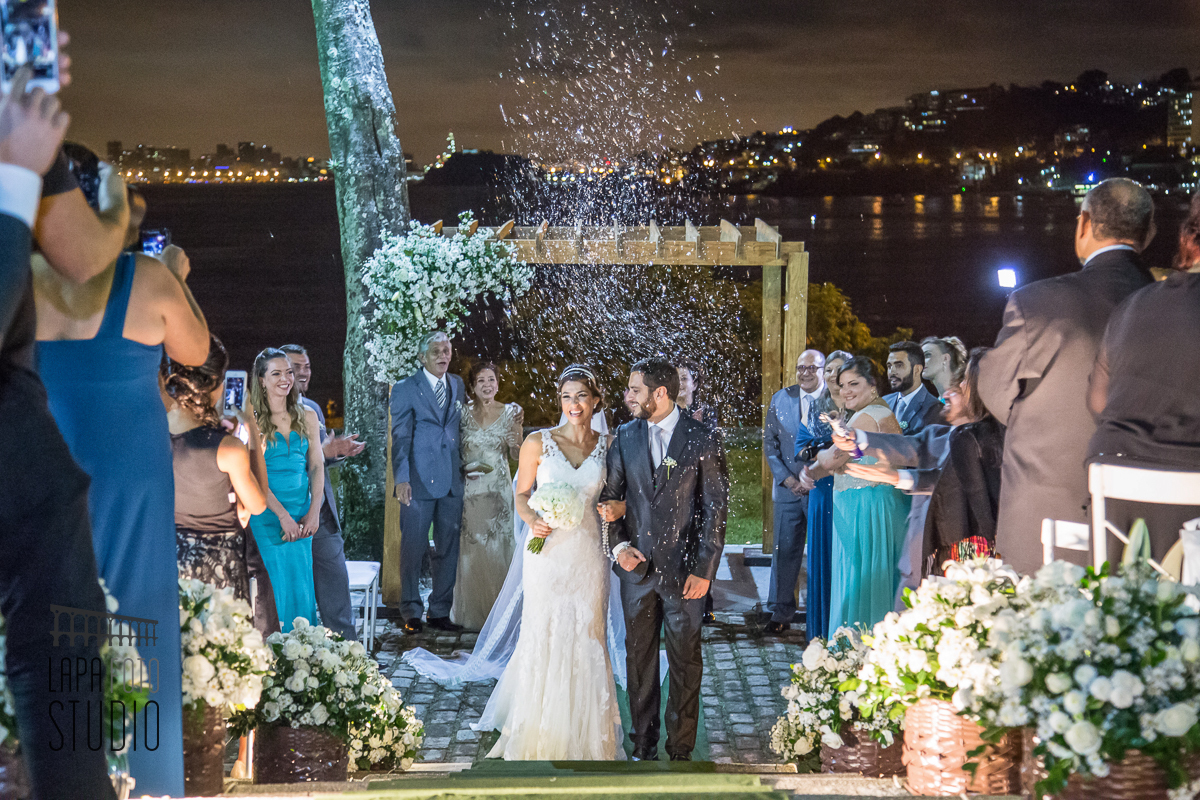 Saída dos noivos da cerimônia de casamento com chuva de prata