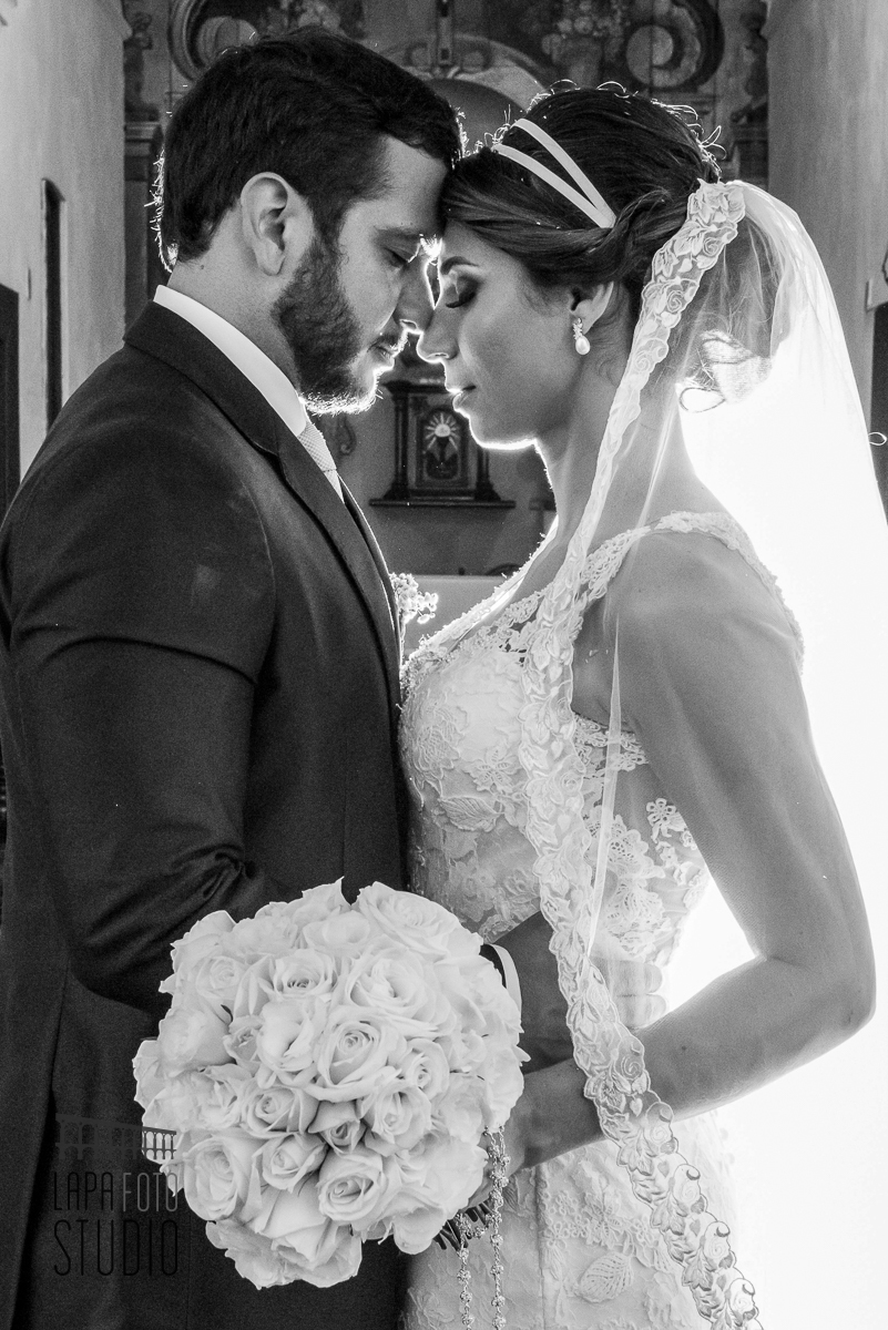 Foto em preto e branco do ensaio do casal pós cerimônia de casamento