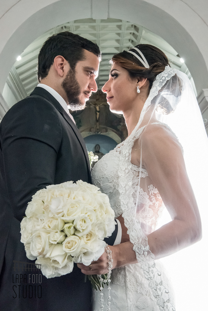 Noivos posados para fotos pós cerimônia de casamento dentro da Igreja de São Francisco Xavier