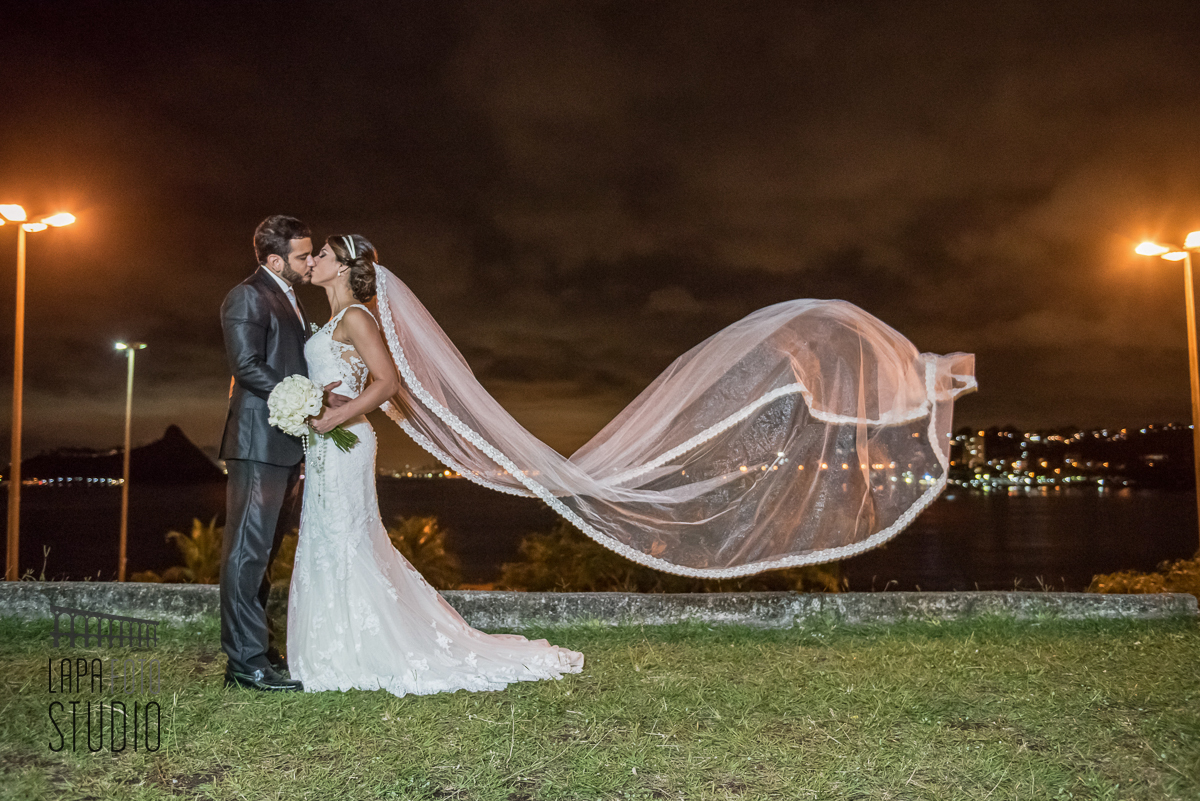 Ensaio dos noivos pós cerimônia de casamento com véu voando