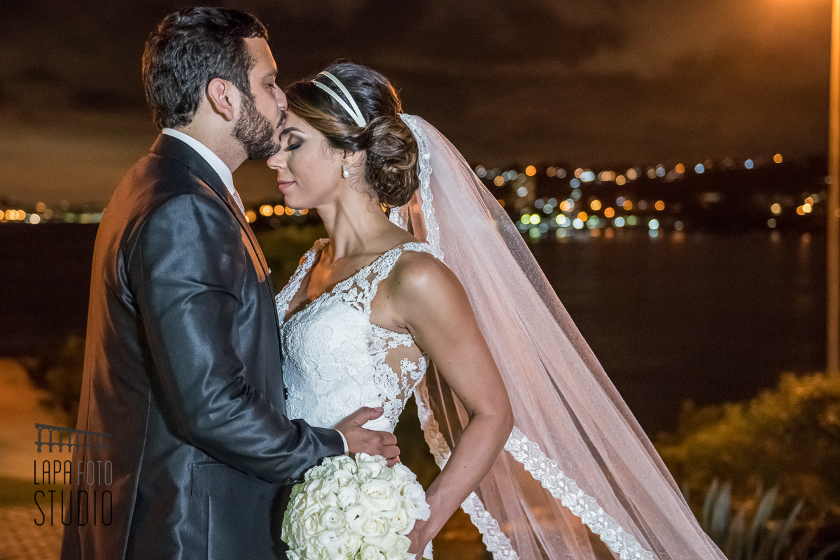 Noivo beija a testa da noiva em ensaio pós casamento