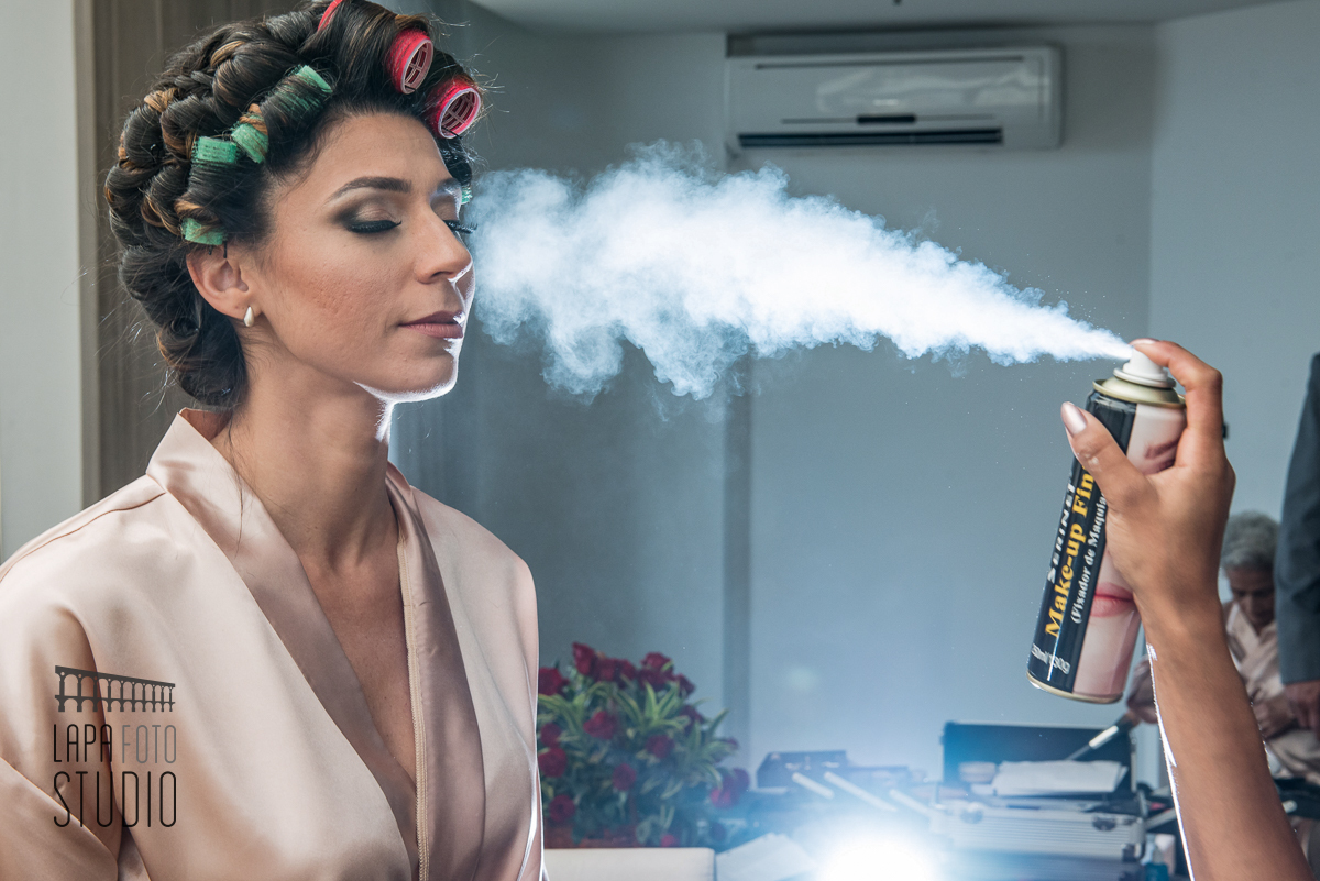 Noiva passando fixador de maquiagem no making of
