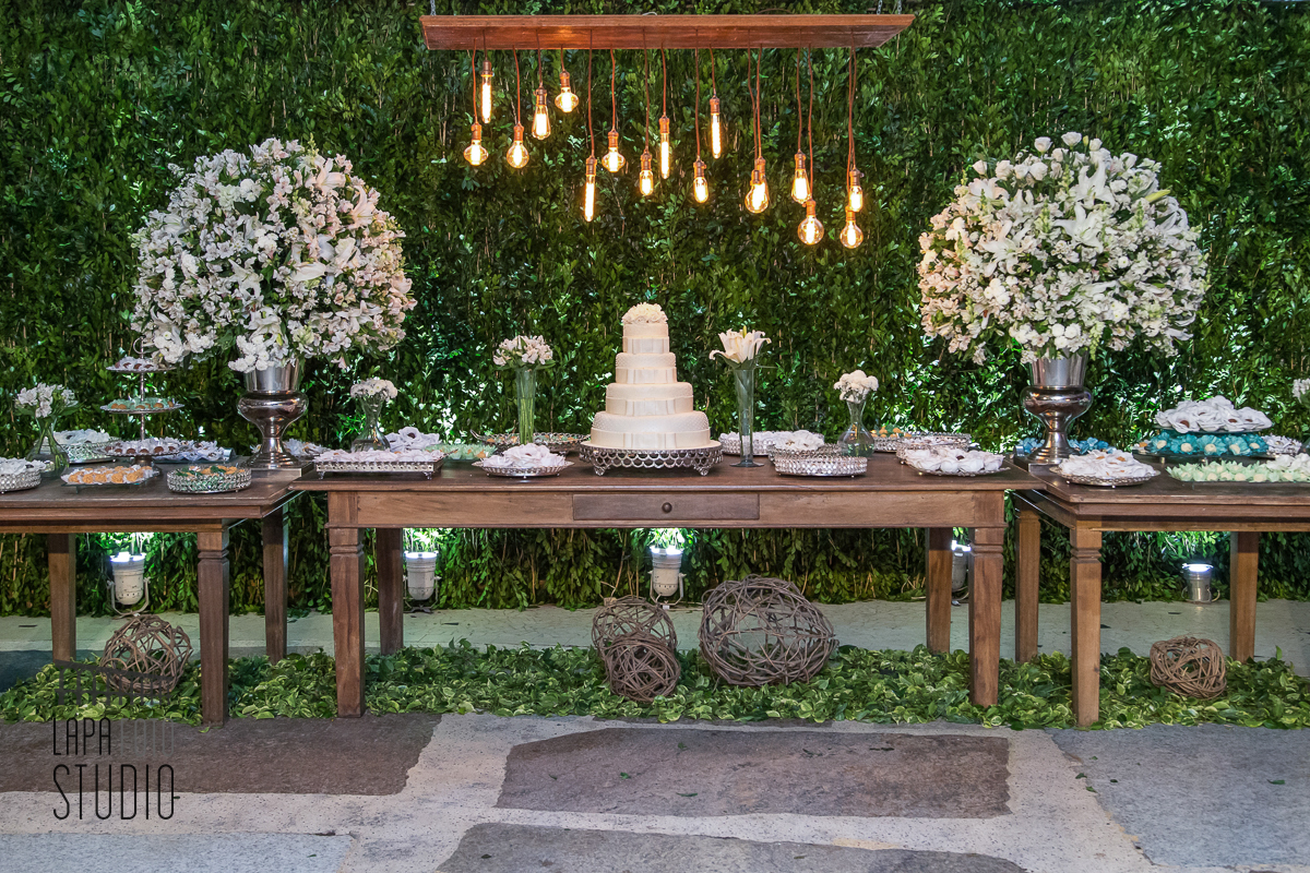 Mesa do bolo decorada na recepção de casamento na Casa do Flamboaynt