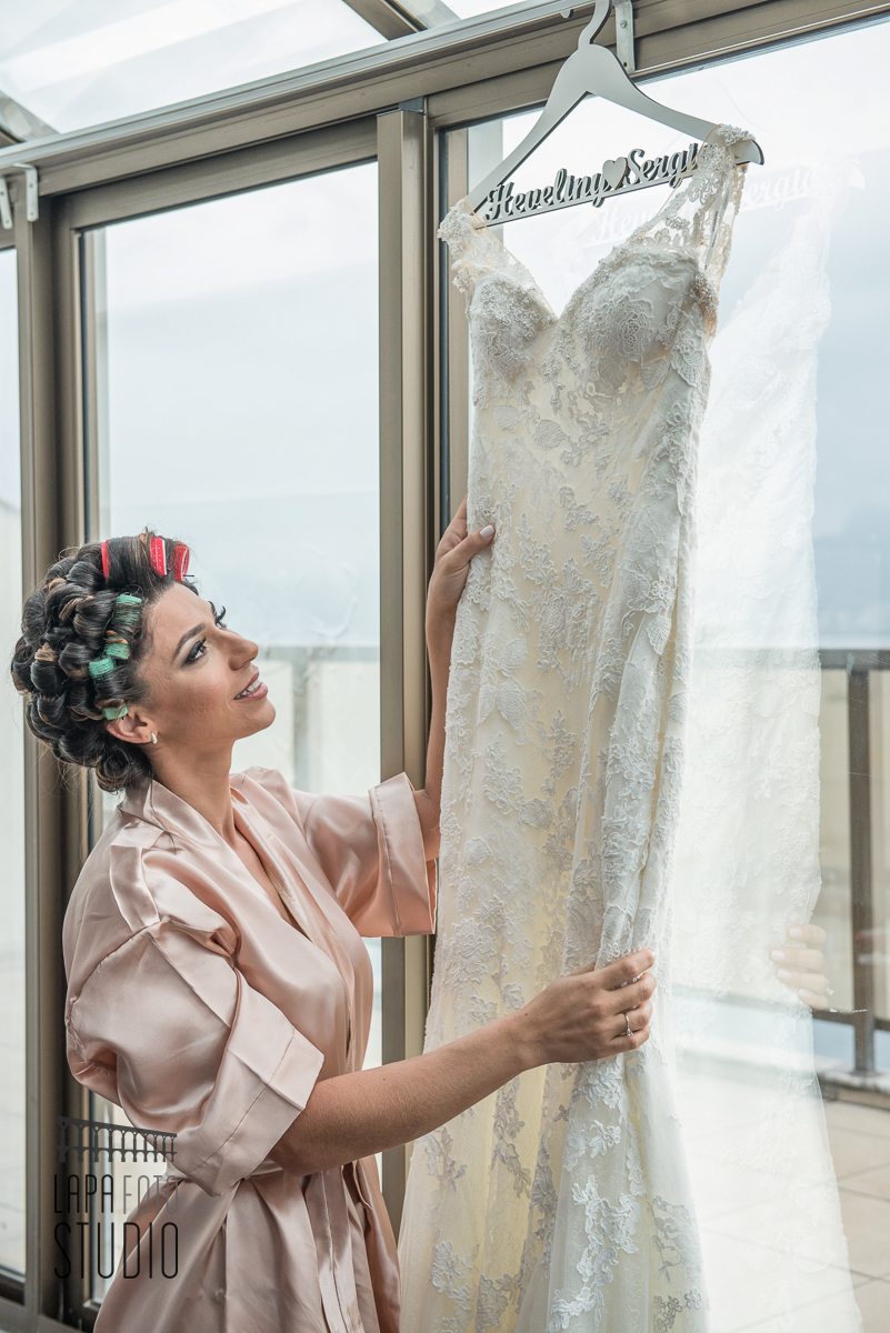 Noiva admirando o vestido na preparação para o casamento