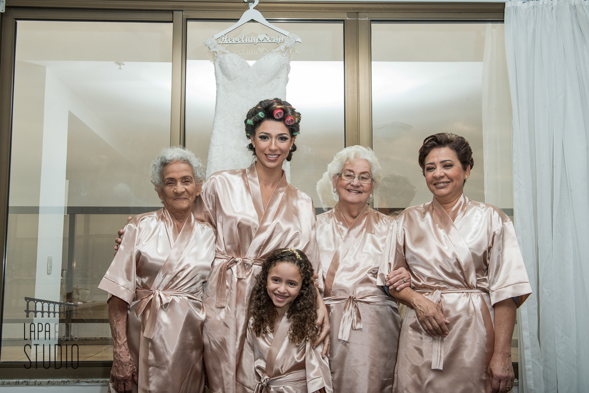 Noiva com a mãe e avós no making of do casamento