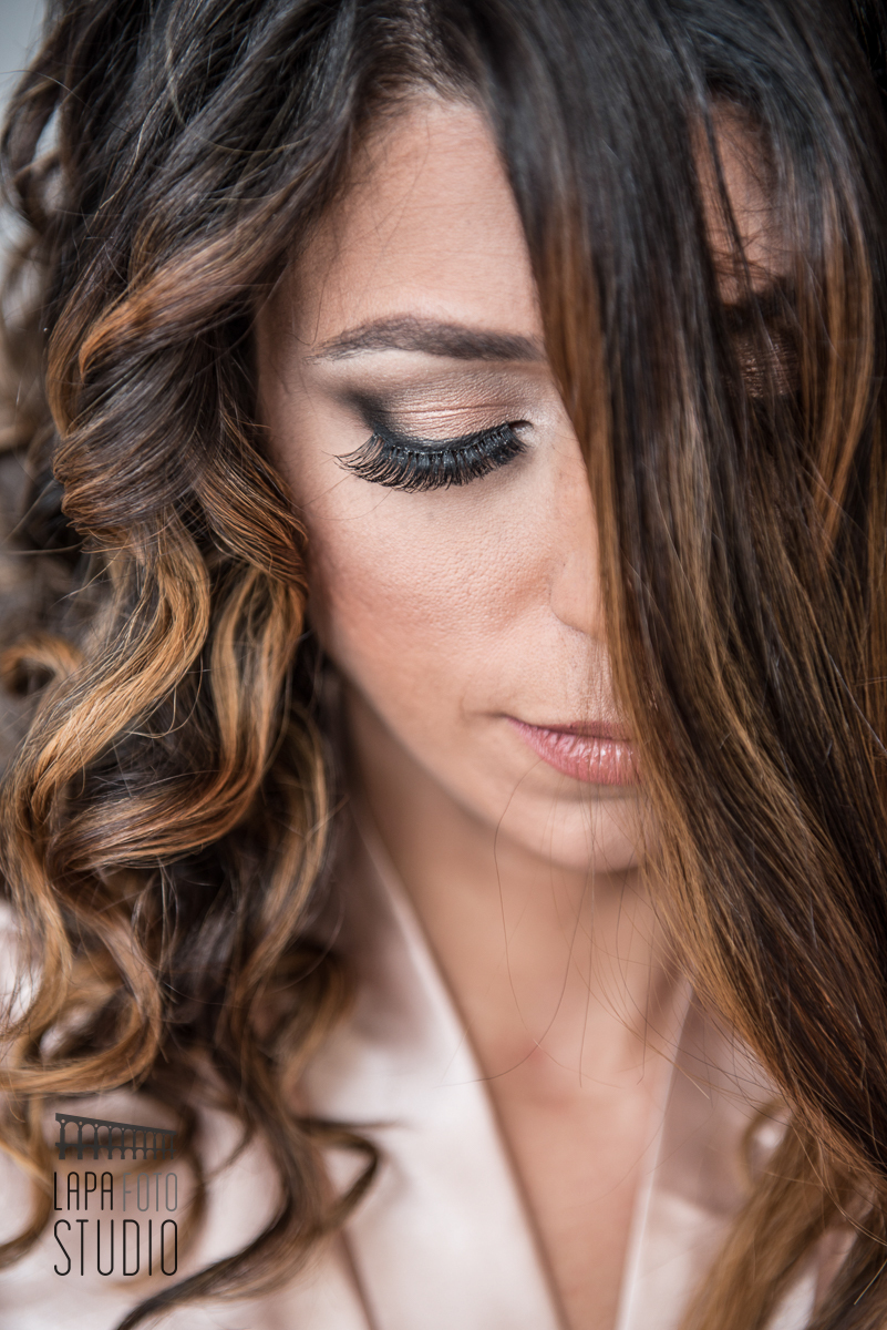 Foco nos cílios da noiva durante o making of para o casamento