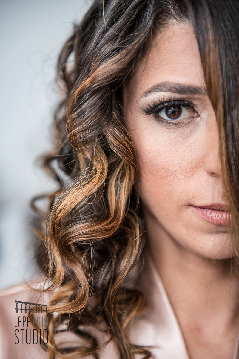 Olhar da noiva com a make pronta para casar