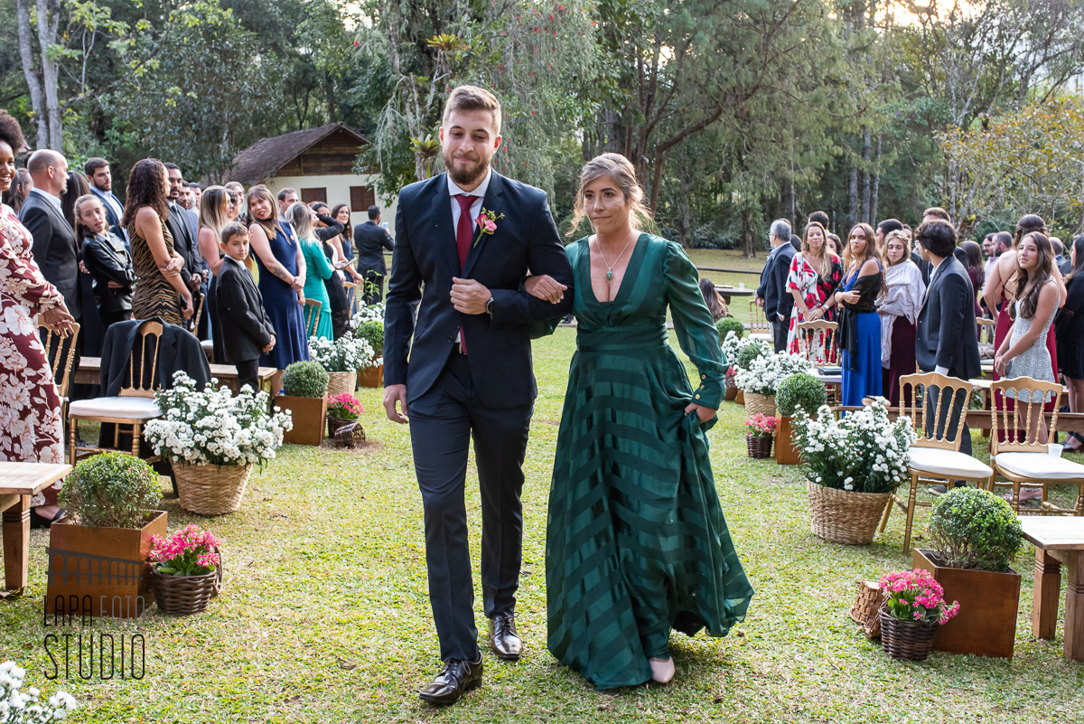 Entrada do noivo com a mãe na cerimônia de casamento