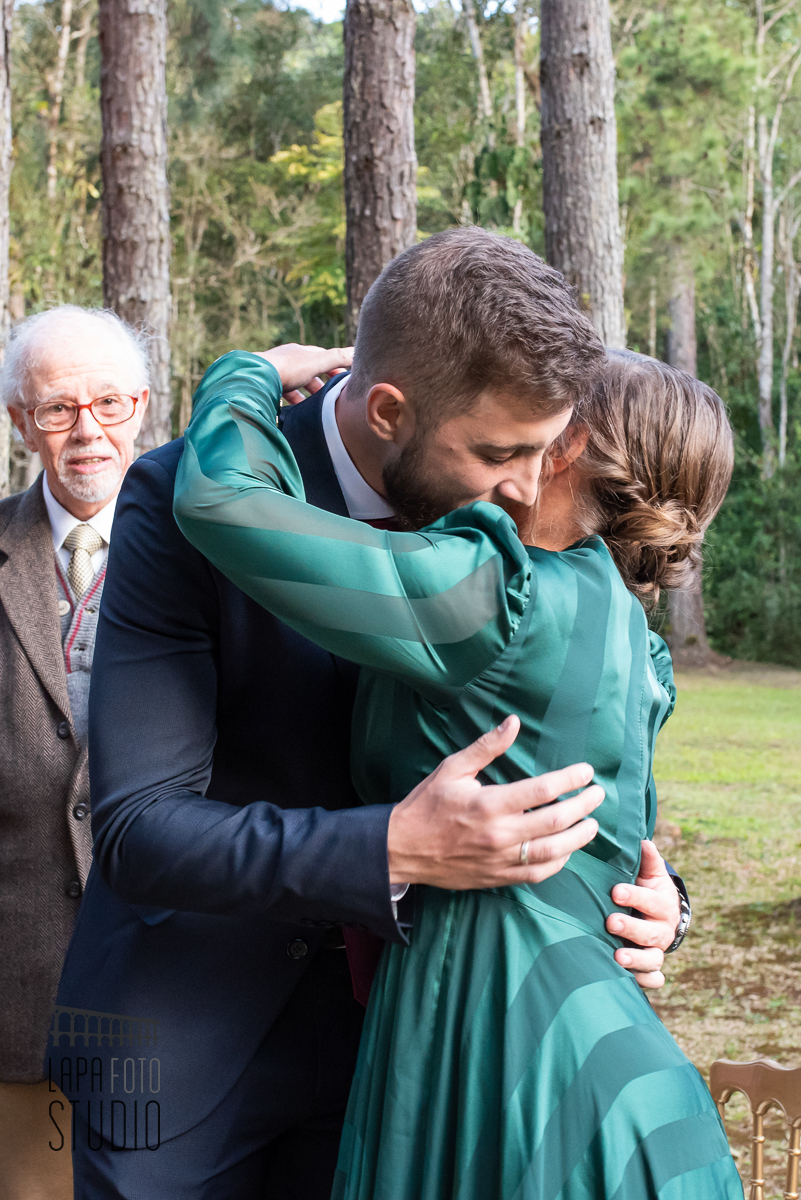 Abraço do noivo em sua mãe na cerimônia de casamento em visconde de mauá