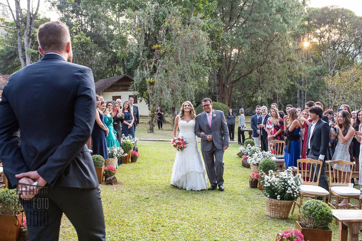 Perspectiva do noivo na entrada da noiva na cerimônia de casamento