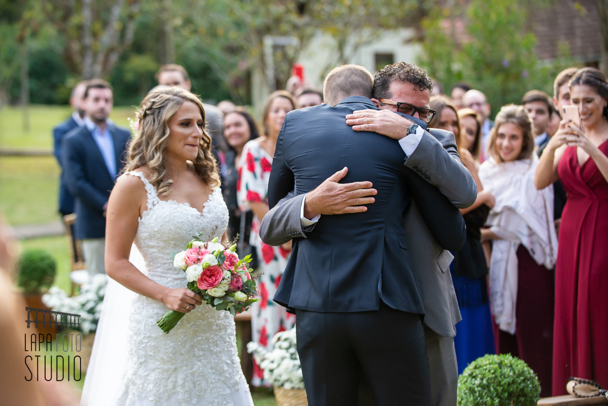 Foto do Lapa Foto Studio do noivo abraçando o pai da noiva no casamento