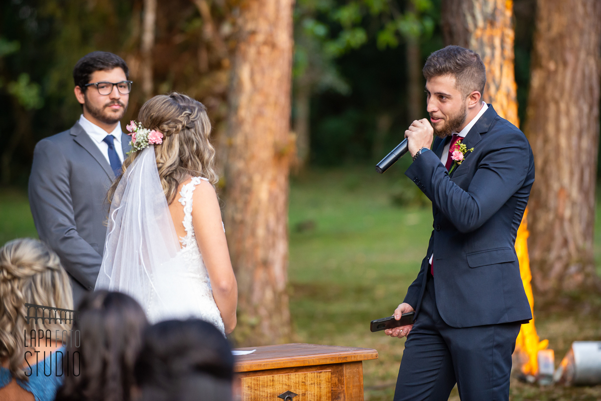 Votos do noivo durante cerimônia de casamento