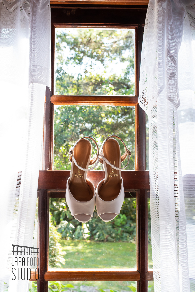 Sapato branco da noiva na janela em Visconde de Mauá
