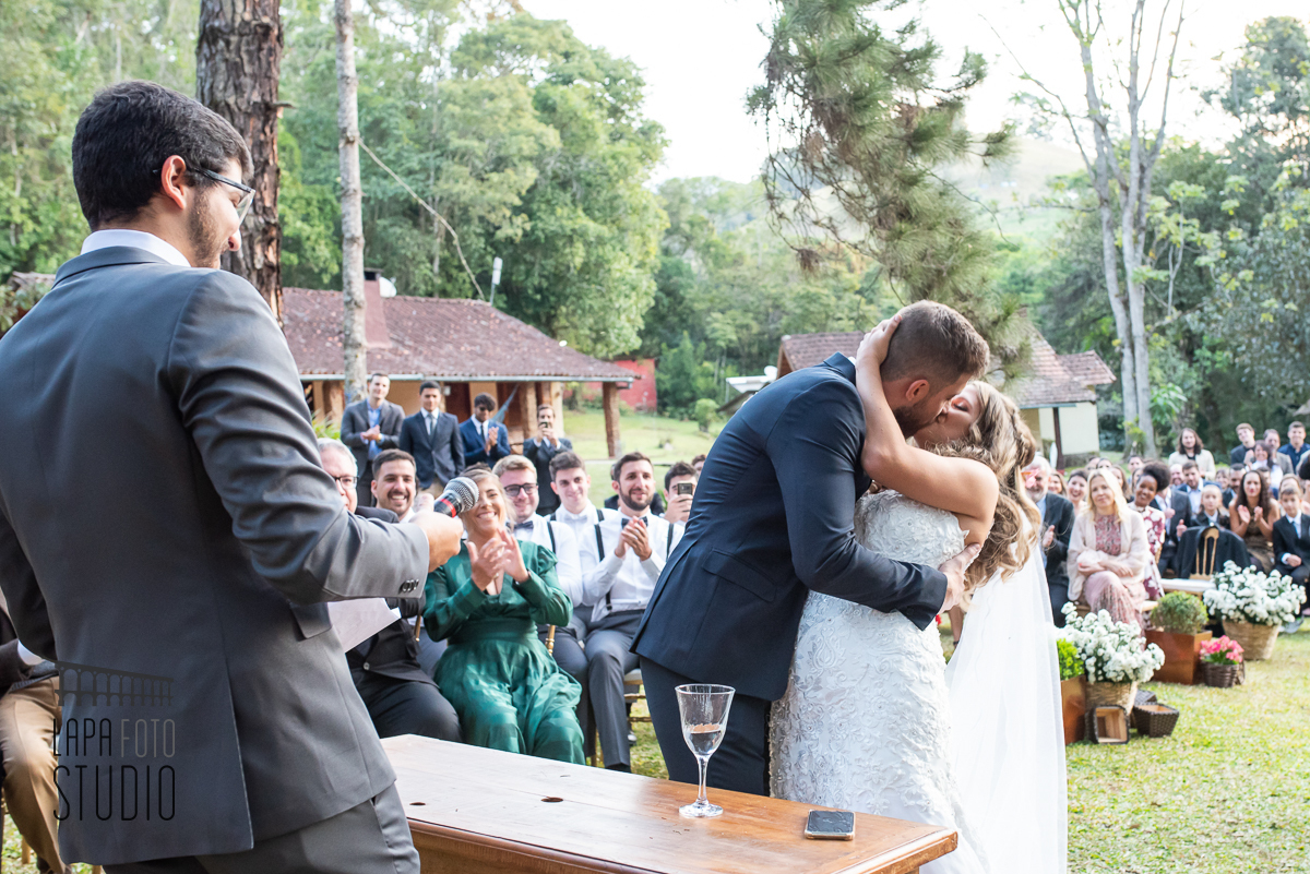Primeiro beijo do casal ao final da cerimônia de casamento
