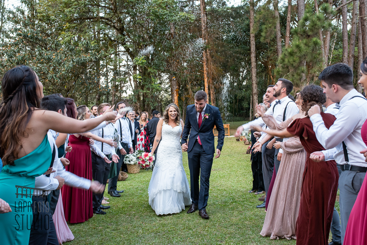 Chuva de arroz nos noivos após cerimônia de casamento em Visconde de Mauá