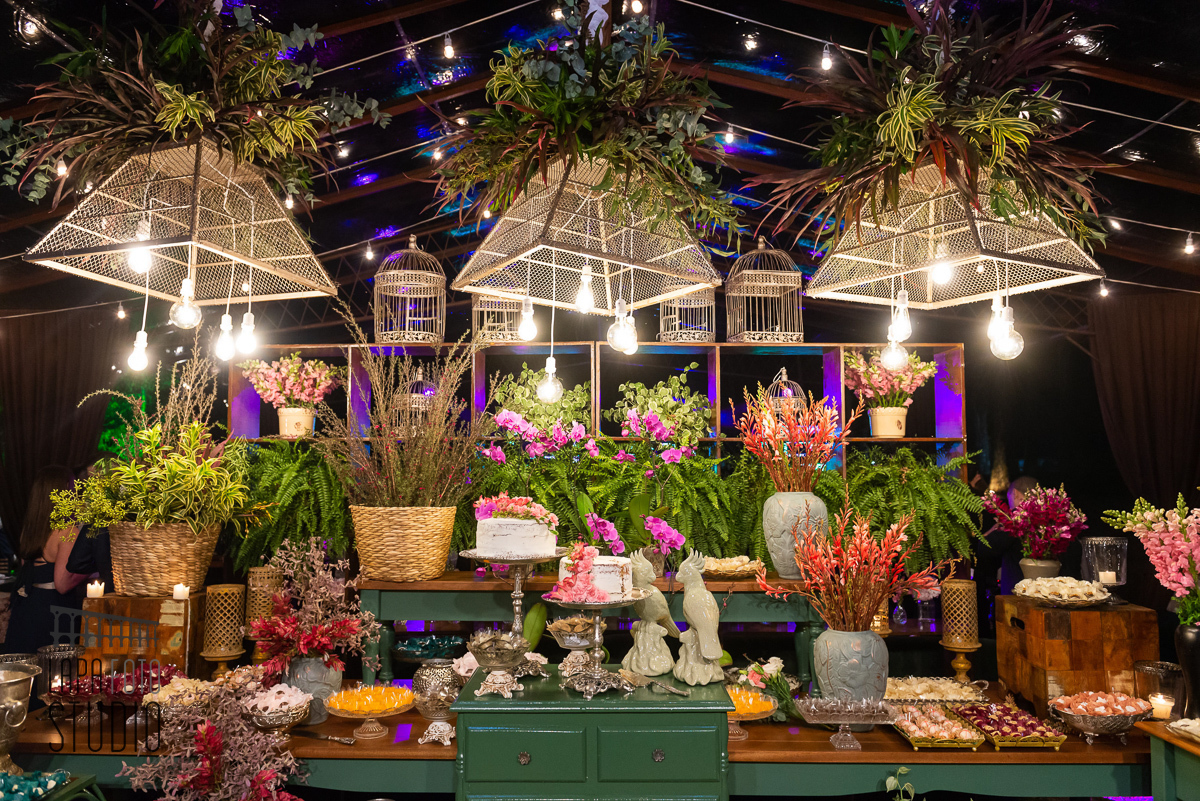 Decoração da mesa de doces e bolo no casamento em Visconde de Mauá