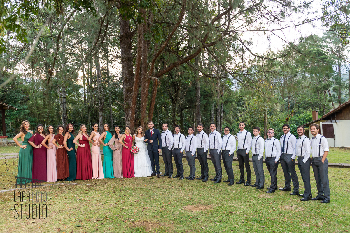 Noivos com padrinhos e madrinhas no jardim em Visconde de Mauá