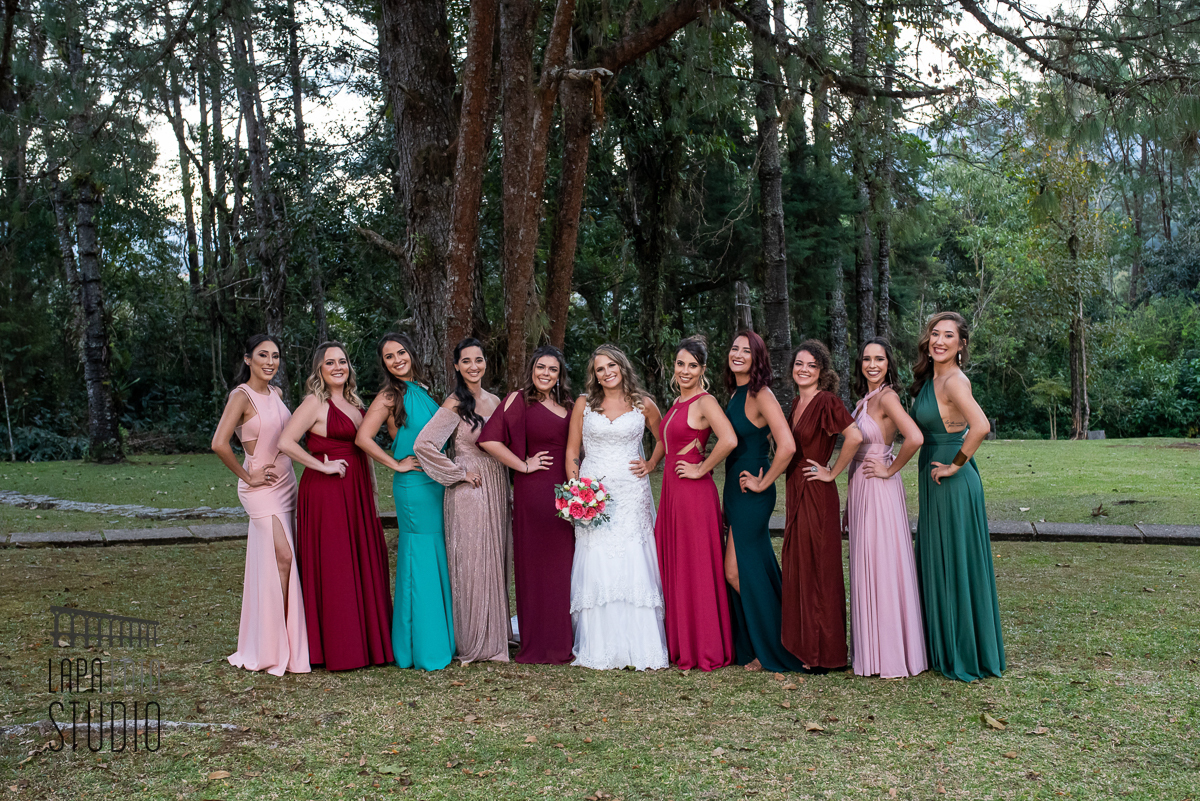 Noiva com as madrinhas na sessão de fotos pós casamento em Visconde de Mauá
