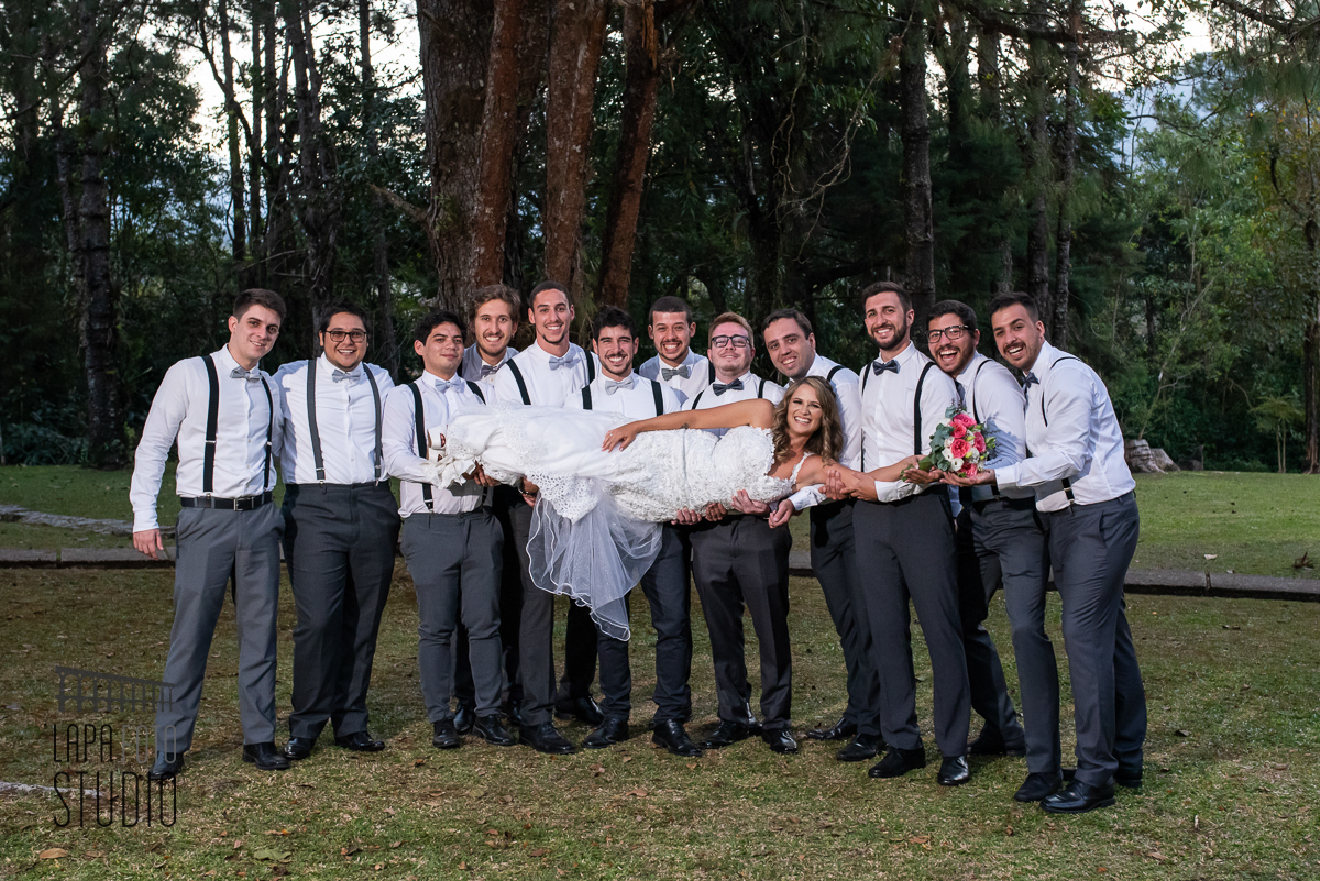 Padrinhos pegam a noiva no colo na sessão de fotos em Visconde de Mauá