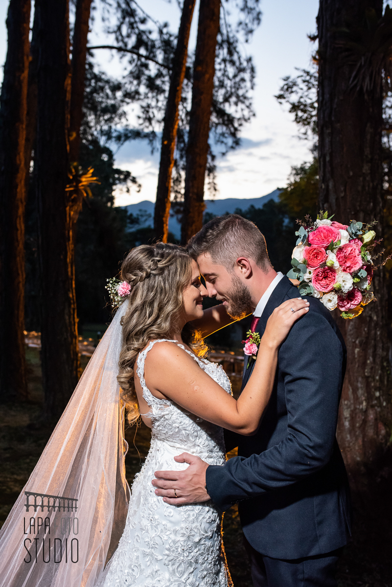 Noivo encostam testa com testa no ensaio do casal pós casamento em Visconde de Mauá