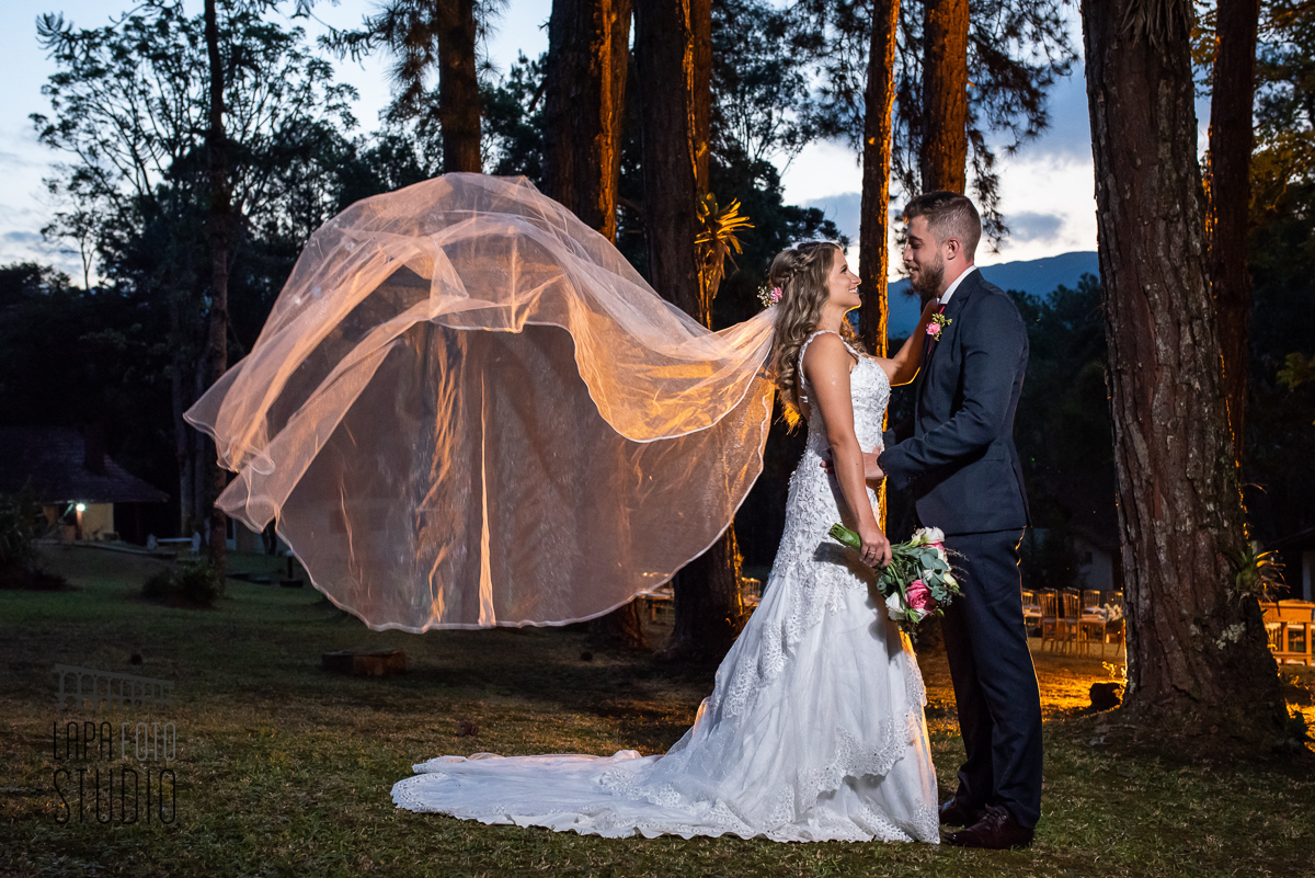 Véu da noiva voando no ensaio do casal no dia do casamento em Visconde de Mauá