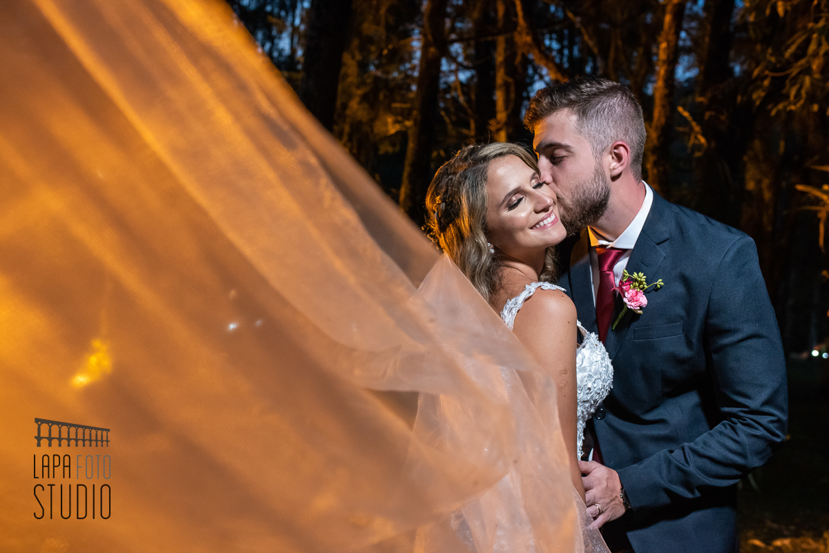 Noivo beija o rosto da noiva e ela fecha os olhos no ensaio no dia do casamento