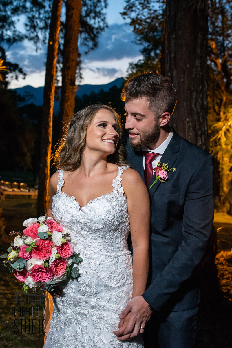 Noivos trocam olhares no ensaio no dia do casamento