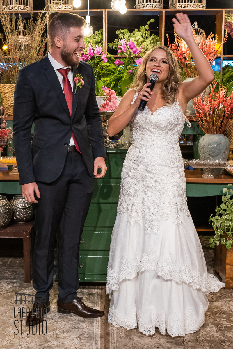 Discurso da noiva na mesa do bolo na festa de casamento