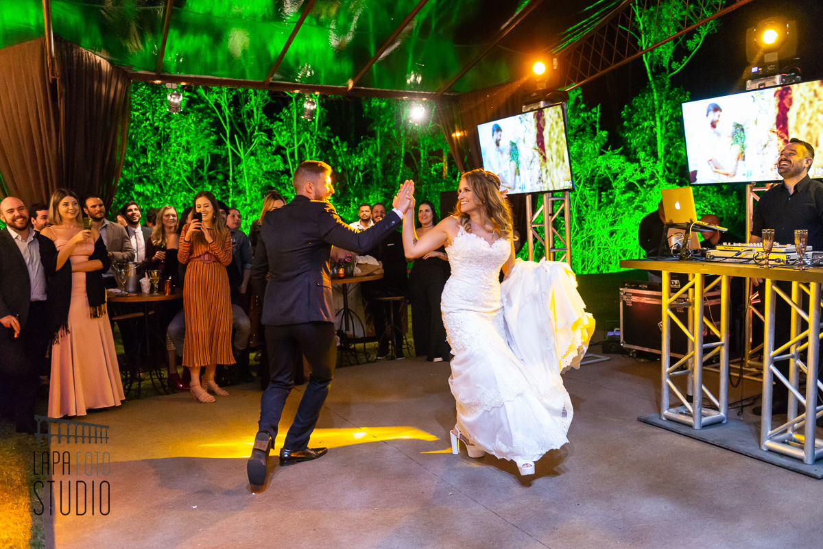 Primeira dança divertida do casal na festa de casamento