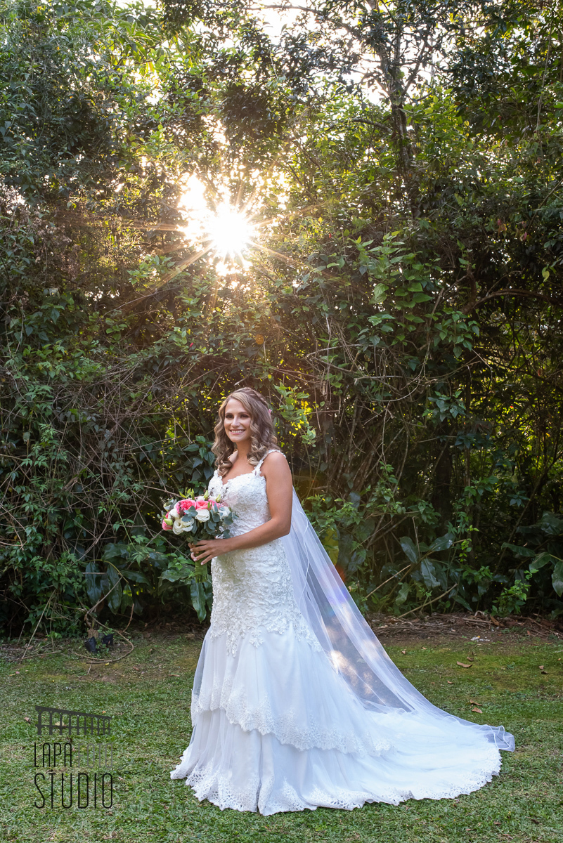 Foto do Lapa Foto Studio da noiva segurando o buquê no making of