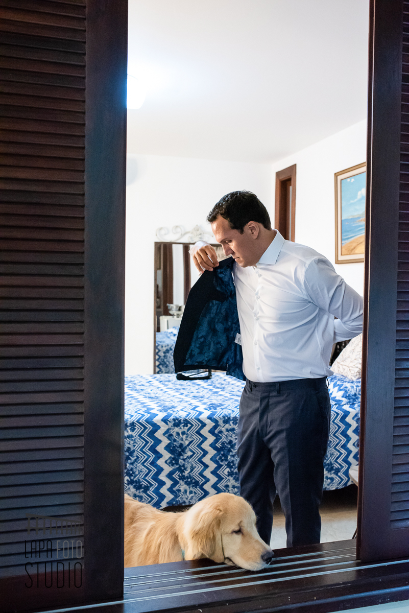 Noivo é visto pela janela durante seu making of para casamento no espaço Paradisus