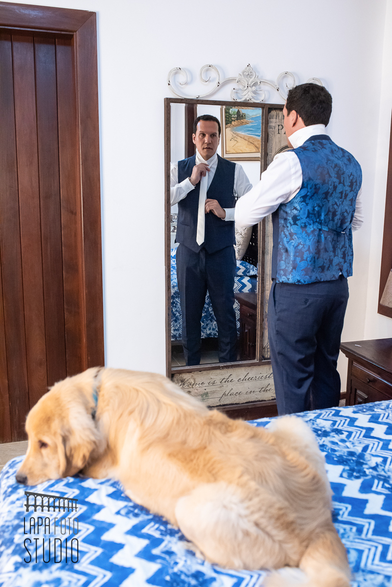 Noivo termina de se arrumar durante making of no espaço Paradisus