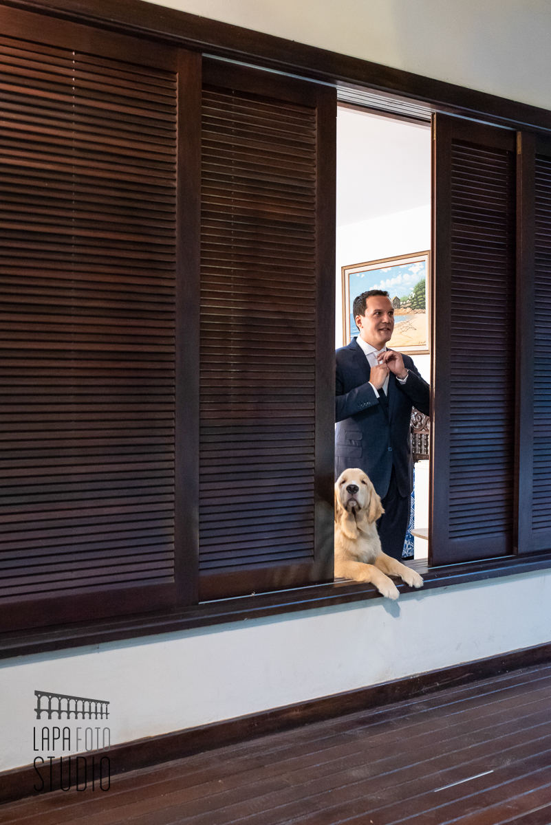 Noivo pronto para casar junto com seu cachorro no espaço Paradisus