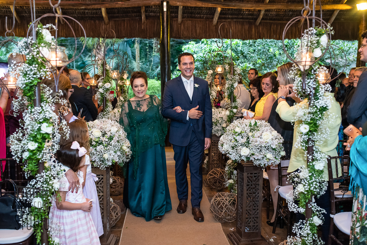 Entrada do noivo com sua mãe durante cerimônia de casamento no Espaço Paradisus