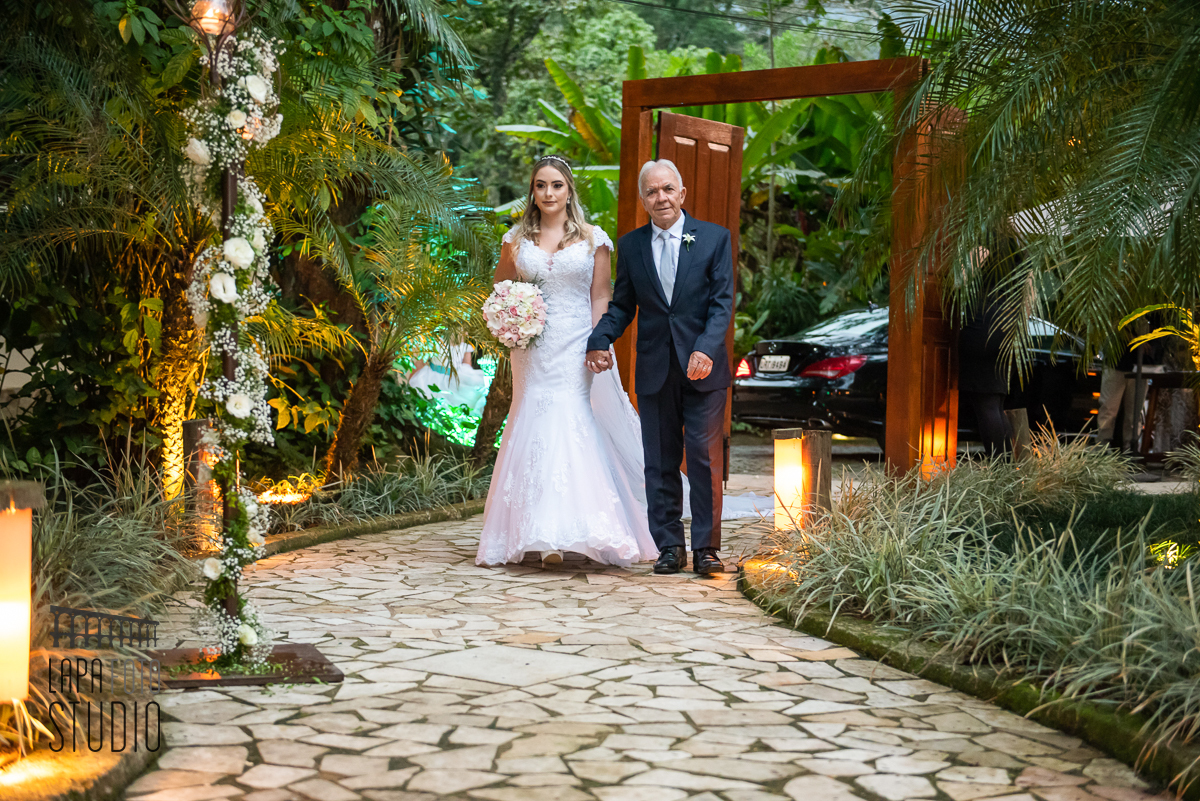 Entrada da noiva com seu pai durante cerimônia de casamento no espaço Paradisus