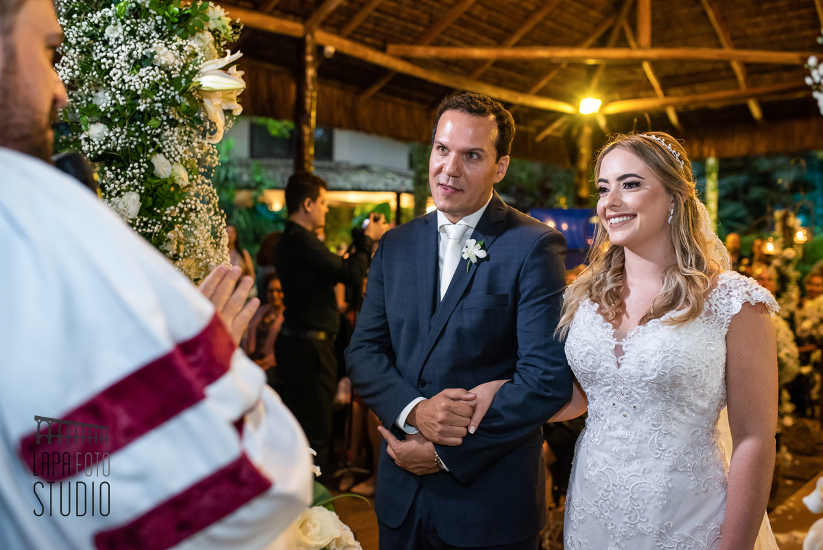 Noivos sorriem durante cerimônia de casamento no espaço Paradisus