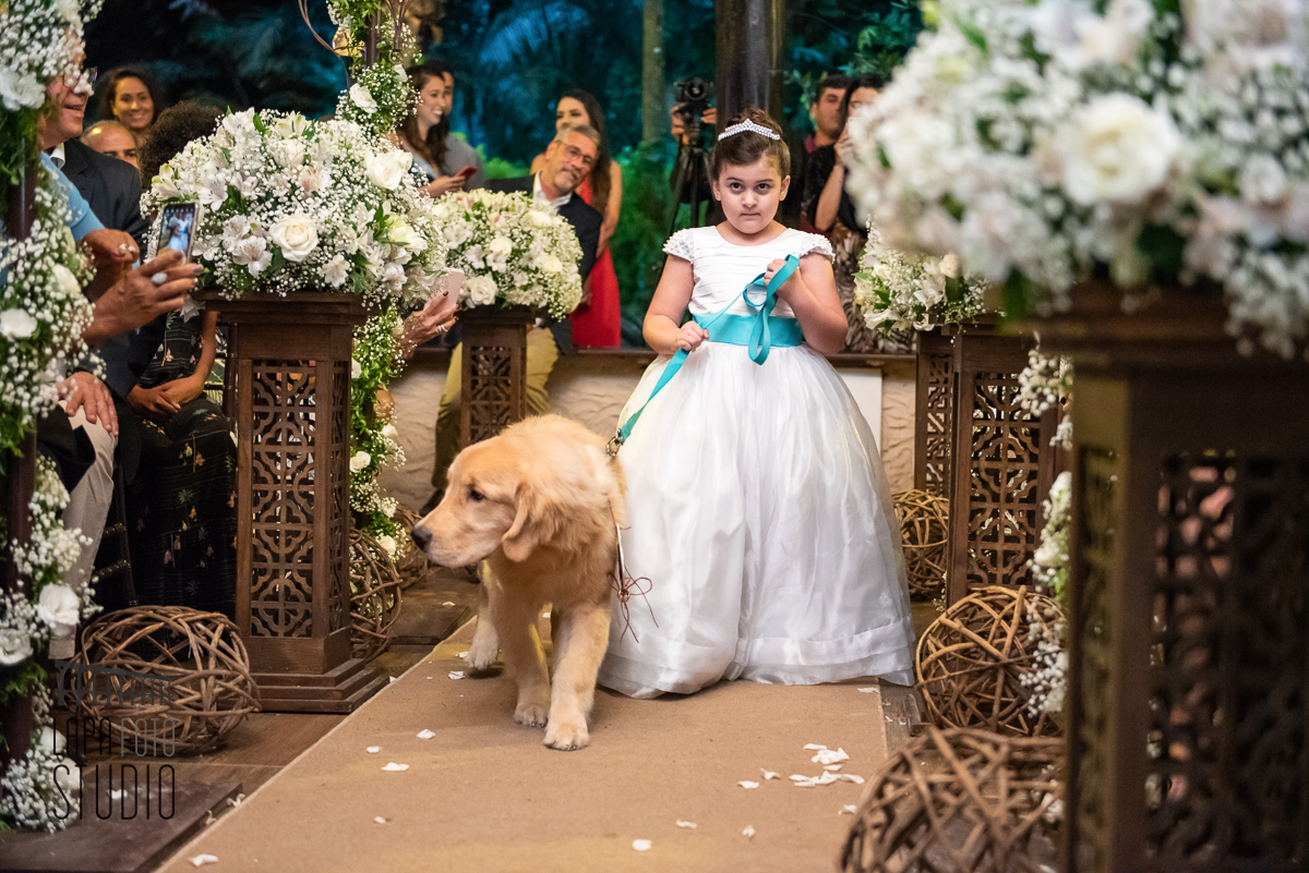 Daminha entra com as alianças junto com o cachorro para casamento no espaço Paradisus