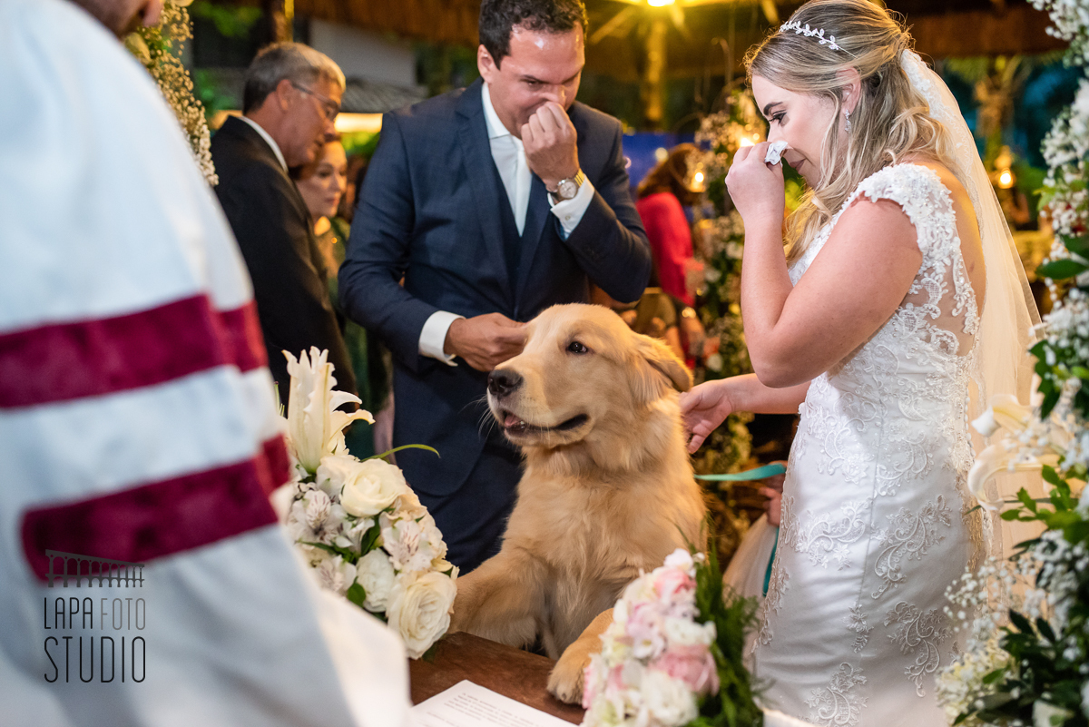 Cachorro entrega alianças aos noivos durante cerimônia de casamento no espaço Paradisus